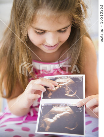 Girl ( 6-7) watching sonogram picture Girl ( 6-7) watching sonogram picture 10510563