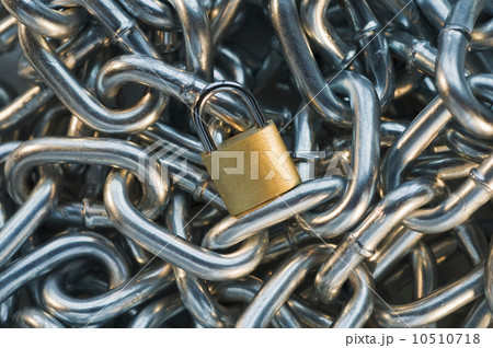 Close up of lock on pile of metal chain 10510718