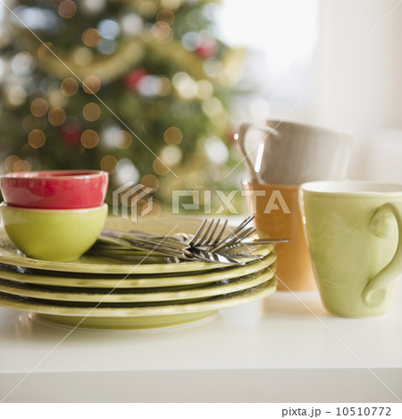 Stacked plates and crockery 10510772