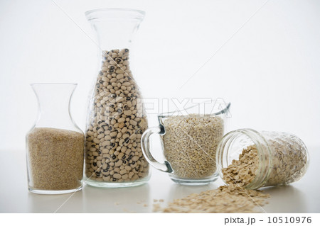 Studio Shot of grains, beans and legumes 10510976