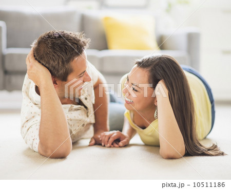 Portrait of happy couple lying on side, face to face Portrait of happy couple lying on side, face to face 10511186
