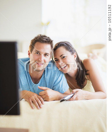 Portrait of happy couple watching TV 10511192