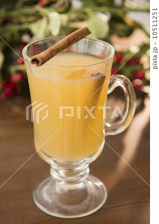 Hot apple cider on table 10511251