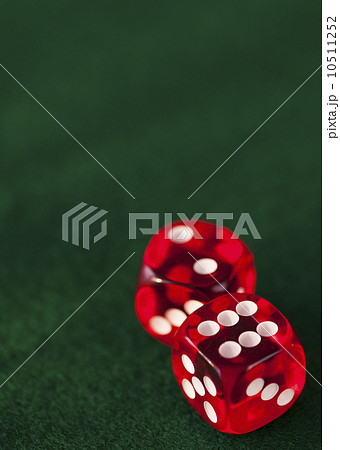 Close up of red dices on green felt Close up of red dices on green felt 10511252