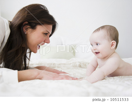 Mother with baby daughter (6-11 months)  10511533