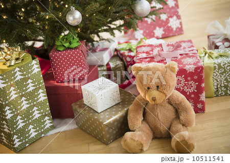 Christmas presents under tree 10511541