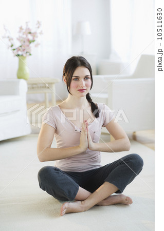 USA, Jersey City, New Jersey, woman practicing yoga in room 10511630