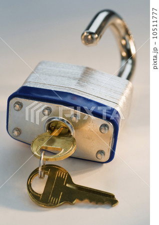 Close up of lock and keys Close up of lock and keys 10511777
