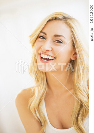 Portrait of teenage girl (16-17) smiling 10512020