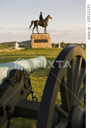 Meade statue behind cannon 10512131