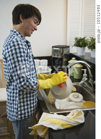 Man washing dishes 10512493