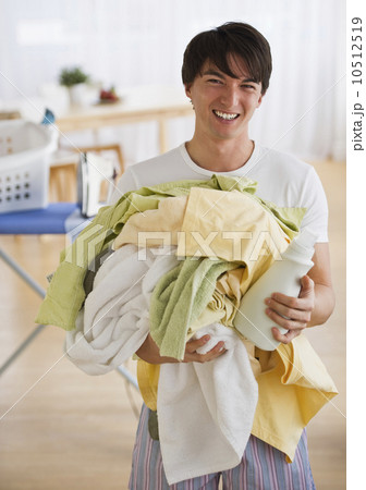 Man holding pile of laundry 10512519