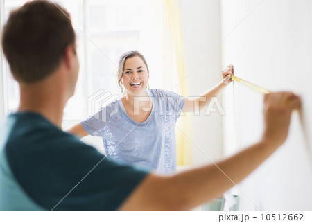 Couple measuring wall 10512662