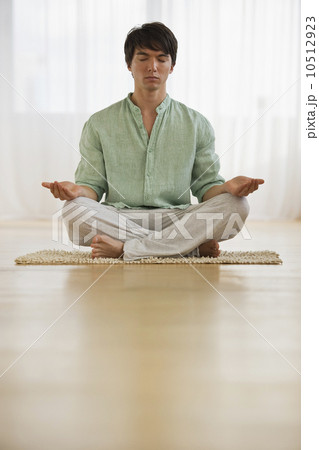 Man meditating 10512923