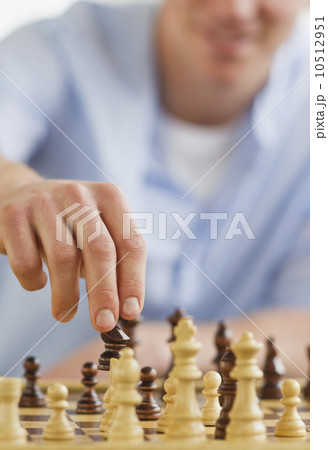 Man playing chess 10512951