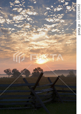 Sunrise over rustic fence 10513002