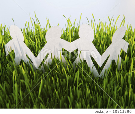 USA, New Jersey, Jersey City, Close-up view of white paper figurines in grass USA, New Jersey, Jersey City, Close-up view of white paper figurines in grass 10513296