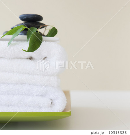 White towels and spa stones 10513328