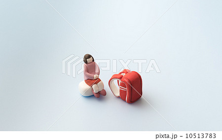 ねんどの女の子とランドセル、学校への準備 10513783