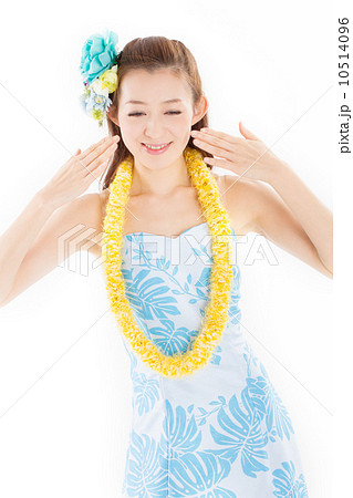 南国ムードたっぷりの華やかなフラの衣装を着て踊る若い日本のキレイな女性 南国ムードたっぷりの華やかなフラの衣装を着て踊る若い日本のキレイな女性 10514096