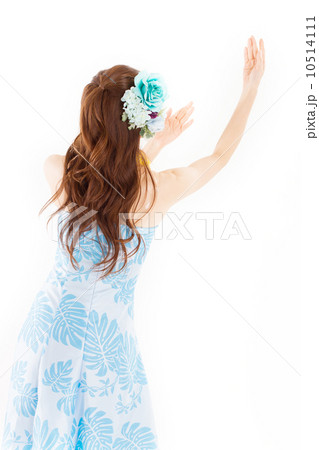 南国ムードたっぷりの華やかなフラの衣装を着て踊る若い日本のキレイな女性 南国ムードたっぷりの華やかなフラの衣装を着て踊る若い日本のキレイな女性 10514111