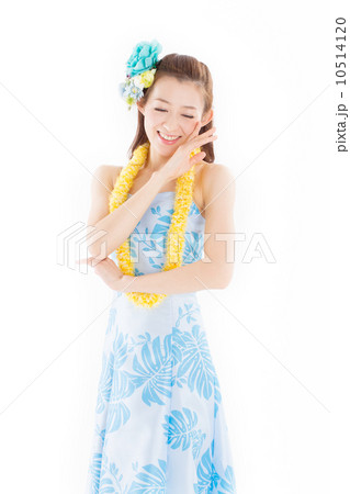 南国ムードたっぷりの華やかなフラの衣装を着て踊る若い日本のキレイな女性の写真素材