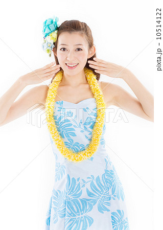 南国ムードたっぷりの華やかなフラの衣装を着て踊る若い日本のキレイな女性 南国ムードたっぷりの華やかなフラの衣装を着て踊る若い日本のキレイな女性 10514122