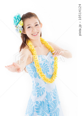 南国ムードたっぷりの華やかなフラの衣装を着て踊る若い日本のキレイな女性 10514124