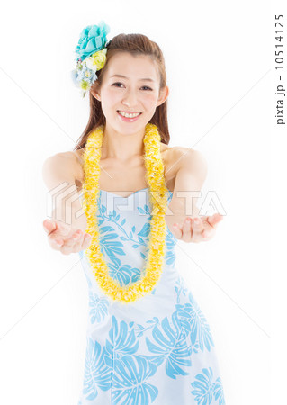 南国ムードたっぷりの華やかなフラの衣装を着て踊る若い日本のキレイな女性 10514125