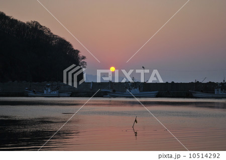 小樽・忍路(おしょろ)漁港から見る夕陽 小樽・忍路(おしょろ)漁港から見る夕陽 10514292