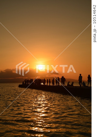 竹富島西桟橋から西表島に沈む夕日 10514642