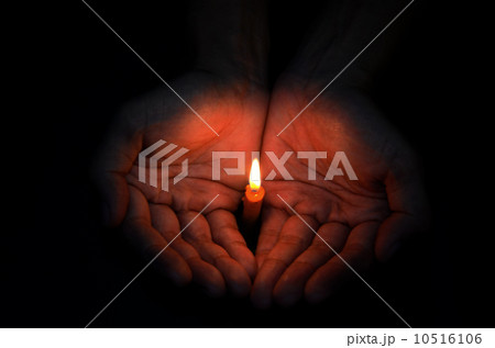 Candle light in hand, Hope concept Candle light in hand, Hope concept 10516106
