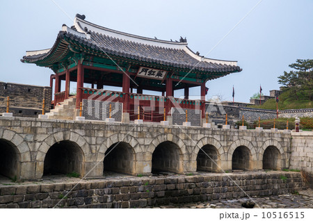 世界遺産　水原華城　華虹門（韓国・ソウル） 10516515