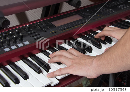 Man learning playing synthesizer 10517543