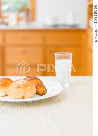 クロワッサンとミルクの朝食 10518069