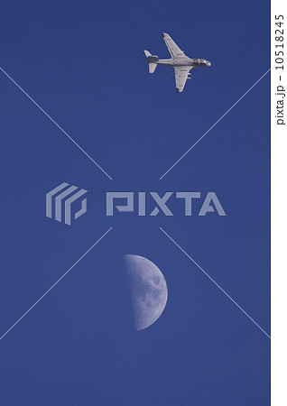 日中の青空に浮かぶ月とＥＡ－６Ｂプラウラー 10518245