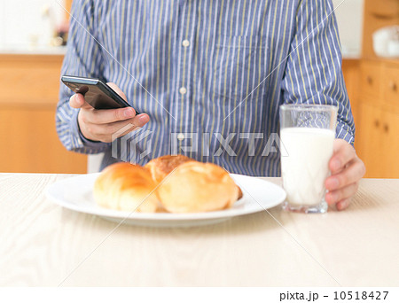 食事中にスマートフォン 食事中にスマートフォン 10518427
