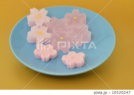 桜の形をした和菓子の写真素材