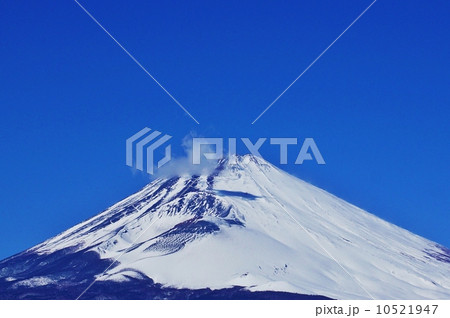 日本の自然風景・蒼空にひとひらの雲と戯れる冠雪富士・横位置 日本の自然風景・蒼空にひとひらの雲と戯れる冠雪富士・横位置 10521947