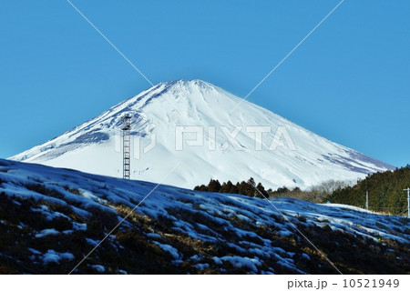 日本の自然風景・富士山麓の雪渓の向こうに1月の冠雪富士・横位置 日本の自然風景・富士山麓の雪渓の向こうに1月の冠雪富士・横位置 10521949