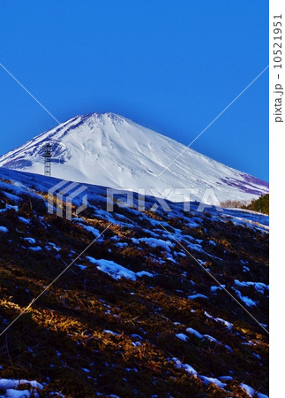 日本の自然風景・富士山麓の雪渓の向こうに1月の冠雪富士・縦位置 日本の自然風景・富士山麓の雪渓の向こうに1月の冠雪富士・縦位置 10521951