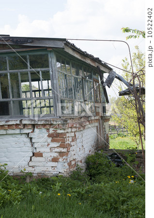 Abandoned old house in ukrainian village 10522402