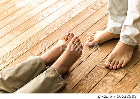 倒れた女性とそばに立つ男性 10522985