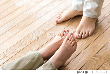 倒れた女性とそばに立つ男性 10522993