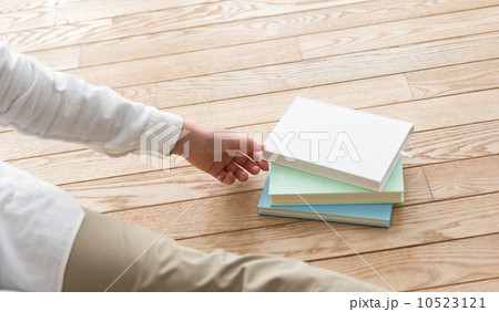 本を取る 本を取る 10523121