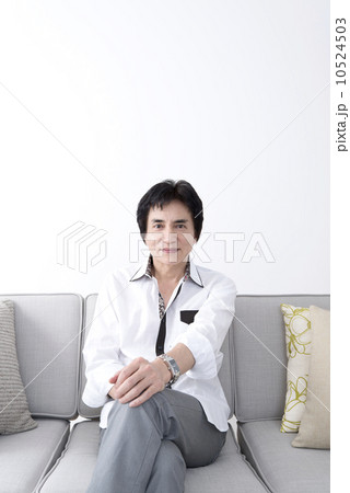 男性　中高年　リラックス　上半身 10524503