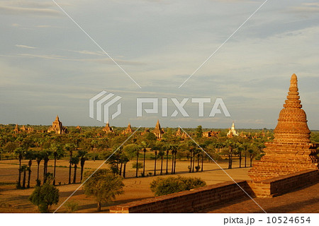バガンの夕焼け 10524654