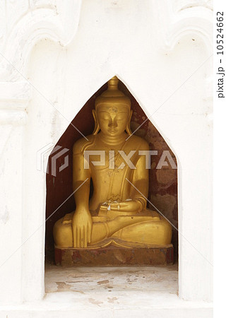 瞑想する黄金の仏陀像 10524662