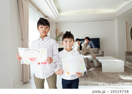 似顔絵を持つ姉妹 10524738