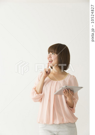 そうだ!!タブレットを持って思い出す若い女性 そうだ!!タブレットを持って思い出す若い女性 10524827